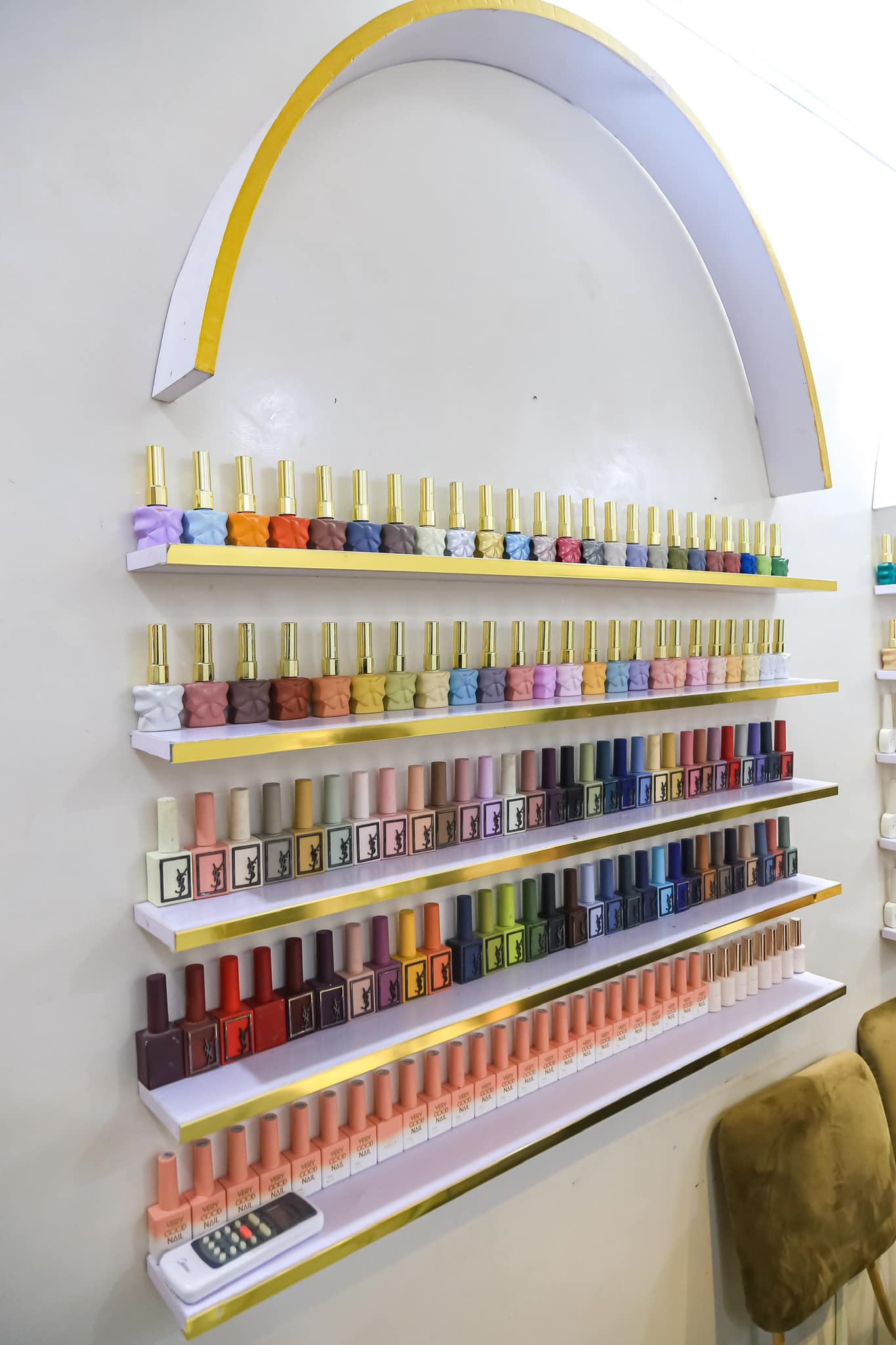 Tủ màu sơn siêu xịn của Nail Art Academy.
