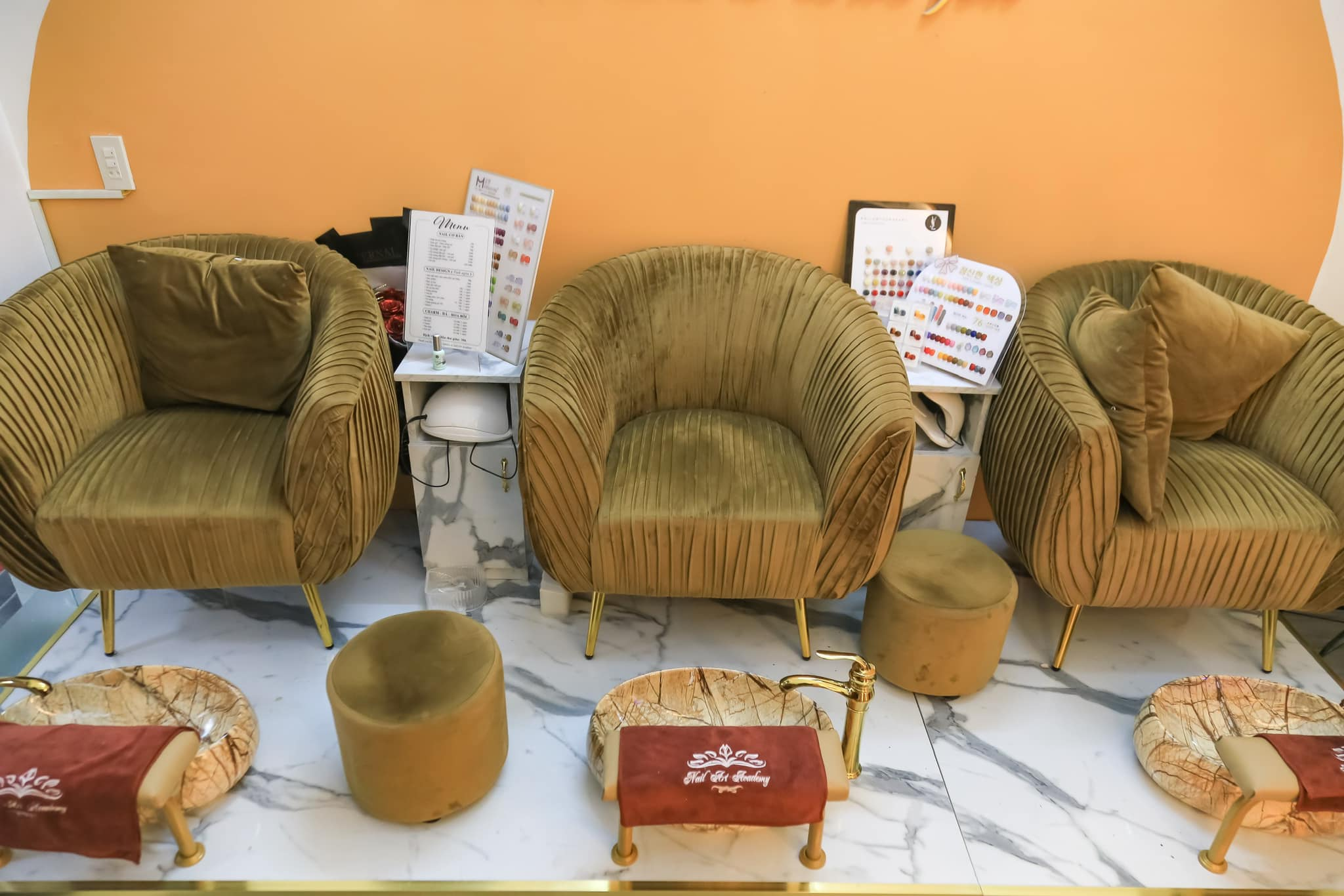 Những chiếc ghế Sofa chất lượng của Nail Art Academy